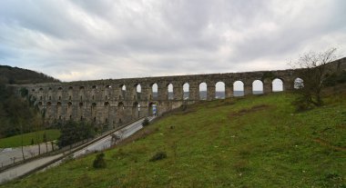 İstanbul, Türkiye 'de yer alan Egri Aqueduct 16. yüzyılda Mimar Sinan tarafından inşa edilmiştir..