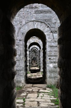 İstanbul, Türkiye 'de yer alan Egri Aqueduct 16. yüzyılda Mimar Sinan tarafından inşa edilmiştir..