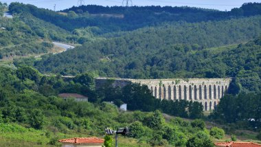 İstanbul, Türkiye 'de yer alan Egri Aqueduct 16. yüzyılda Mimar Sinan tarafından inşa edilmiştir..