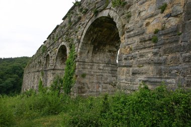 İstanbul, Türkiye 'de yer alan Egri Aqueduct 16. yüzyılda Mimar Sinan tarafından inşa edilmiştir..