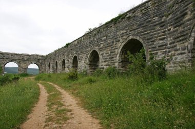 İstanbul, Türkiye 'de yer alan Egri Aqueduct 16. yüzyılda Mimar Sinan tarafından inşa edilmiştir..