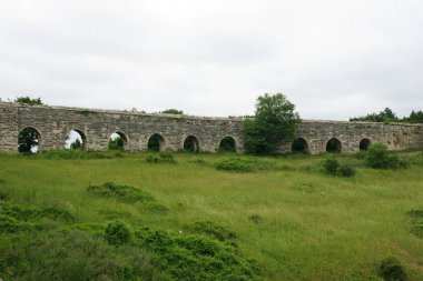 İstanbul, Türkiye 'de yer alan Egri Aqueduct 16. yüzyılda Mimar Sinan tarafından inşa edilmiştir..