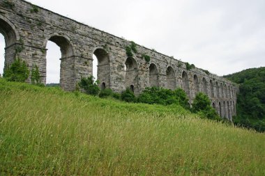 İstanbul, Türkiye 'de yer alan Egri Aqueduct 16. yüzyılda Mimar Sinan tarafından inşa edilmiştir..