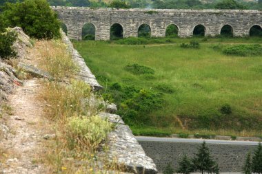 İstanbul, Türkiye 'de yer alan Egri Aqueduct 16. yüzyılda Mimar Sinan tarafından inşa edilmiştir..
