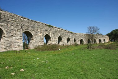 İstanbul, Türkiye 'de yer alan Egri Aqueduct 16. yüzyılda Mimar Sinan tarafından inşa edilmiştir..