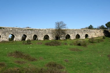 İstanbul, Türkiye 'de yer alan Egri Aqueduct 16. yüzyılda Mimar Sinan tarafından inşa edilmiştir..
