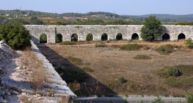 İstanbul, Türkiye 'de yer alan Egri Aqueduct 16. yüzyılda Mimar Sinan tarafından inşa edilmiştir..