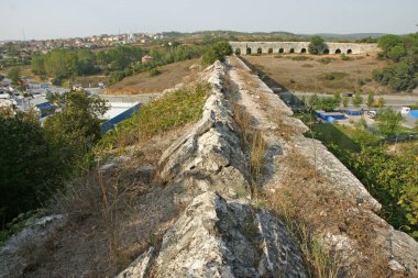 İstanbul, Türkiye 'de yer alan Egri Aqueduct 16. yüzyılda Mimar Sinan tarafından inşa edilmiştir..