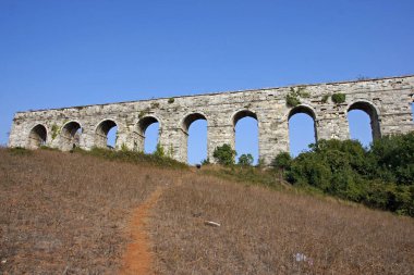 İstanbul, Türkiye 'de yer alan Egri Aqueduct 16. yüzyılda Mimar Sinan tarafından inşa edilmiştir..