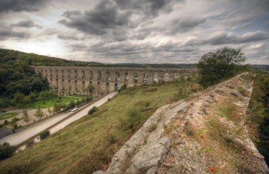 İstanbul, Türkiye 'de yer alan Egri Aqueduct 16. yüzyılda Mimar Sinan tarafından inşa edilmiştir..
