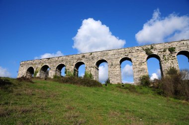 İstanbul, Türkiye 'de yer alan Egri Aqueduct 16. yüzyılda Mimar Sinan tarafından inşa edilmiştir..