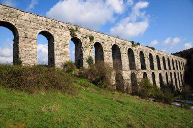 İstanbul, Türkiye 'de yer alan Egri Aqueduct 16. yüzyılda Mimar Sinan tarafından inşa edilmiştir..
