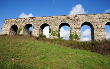 İstanbul, Türkiye 'de yer alan Egri Aqueduct 16. yüzyılda Mimar Sinan tarafından inşa edilmiştir..