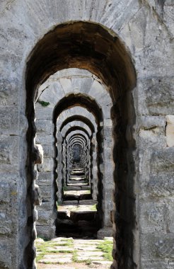 İstanbul, Türkiye 'de yer alan Egri Aqueduct 16. yüzyılda Mimar Sinan tarafından inşa edilmiştir..