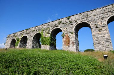 İstanbul, Türkiye 'de yer alan Egri Aqueduct 16. yüzyılda Mimar Sinan tarafından inşa edilmiştir..