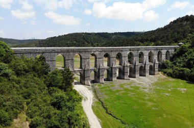 İstanbul, Türkiye 'de yer alan Guzelce Aqueduct 16. yüzyılda Mimar Sinan tarafından inşa edilmiştir..