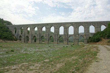 İstanbul, Türkiye 'de yer alan Guzelce Aqueduct 16. yüzyılda Mimar Sinan tarafından inşa edilmiştir..