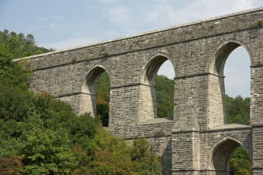 İstanbul, Türkiye 'de yer alan Guzelce Aqueduct 16. yüzyılda Mimar Sinan tarafından inşa edilmiştir..