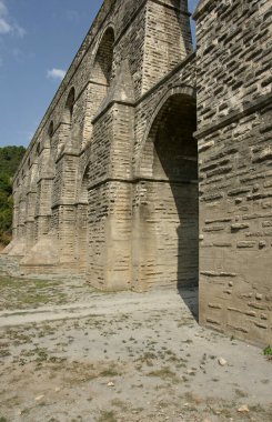 İstanbul, Türkiye 'de yer alan Guzelce Aqueduct 16. yüzyılda Mimar Sinan tarafından inşa edilmiştir..