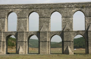 İstanbul, Türkiye 'de yer alan Guzelce Aqueduct 16. yüzyılda Mimar Sinan tarafından inşa edilmiştir..