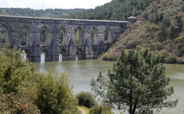 İstanbul, Türkiye 'de yer alan Guzelce Aqueduct 16. yüzyılda Mimar Sinan tarafından inşa edilmiştir..