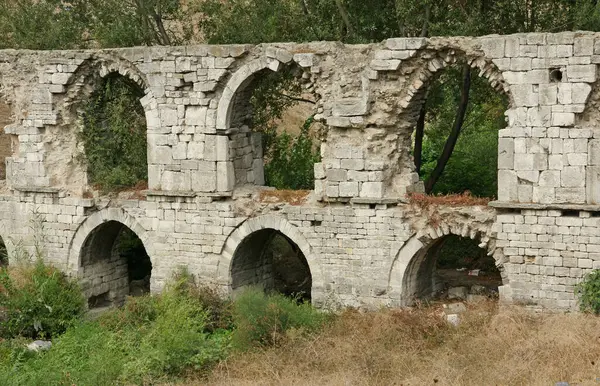 이스탄불에 위치한 Ali Pasha Aqueduct는 오스만 시대에 지어졌습니다 — 스톡 사진