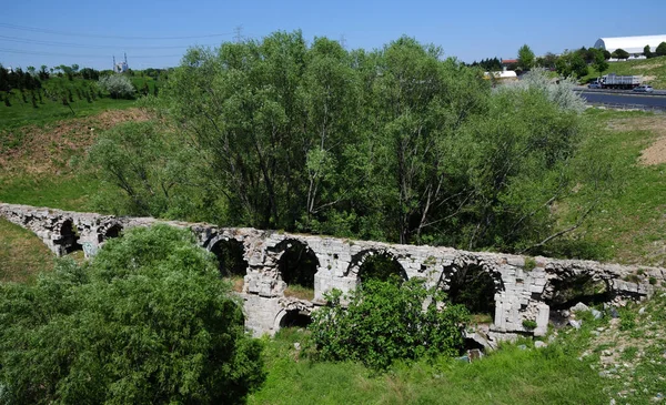 이스탄불에 위치한 Ali Pasha Aqueduct는 오스만 시대에 지어졌습니다 — 스톡 사진