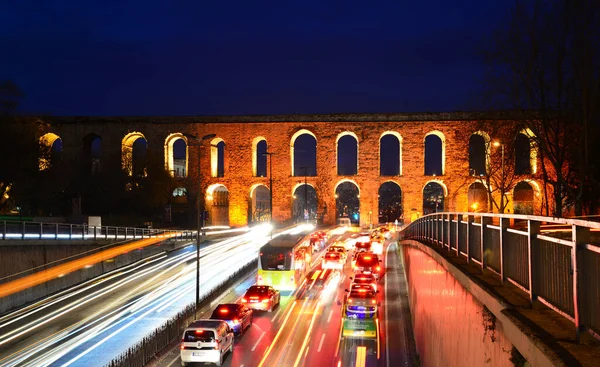 이스탄불에 위치한 Bozdogan Aqueduct는 시대에 지어졌습니다 — 스톡 사진