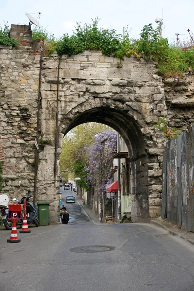 이스탄불에 위치한 Bozdogan Aqueduct는 시대에 지어졌습니다 — 스톡 사진