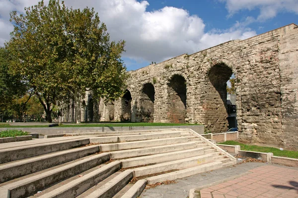 Türkiye 'nin İstanbul kentinde yer alan Bozdogan Aqueduct, Roma döneminde inşa edildi..