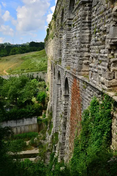 İstanbul, Türkiye 'de yer alan Egri Aqueduct 16. yüzyılda Mimar Sinan tarafından inşa edilmiştir..