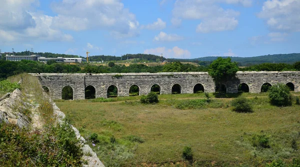 이스탄불에 위치한 Egri Aqueduct는 세기에 Mimar Sinan에 건설되었습니다 — 스톡 사진