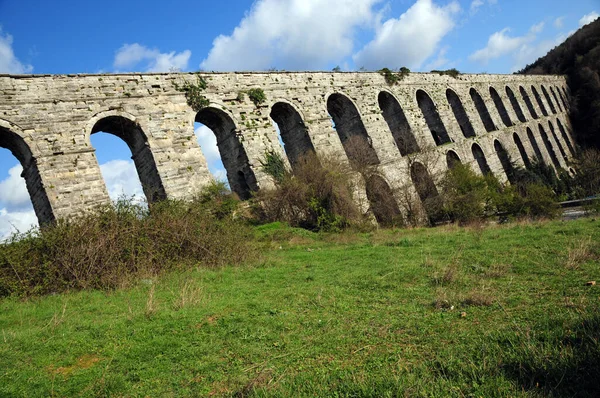 이스탄불에 위치한 Egri Aqueduct는 세기에 Mimar Sinan에 건설되었습니다 — 스톡 사진