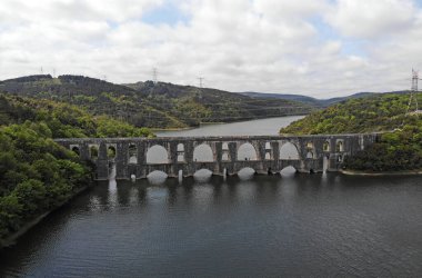 İstanbul, Türkiye 'de yer alan Maglova Su kemeri 16. yüzyılda Mimar Sinan tarafından inşa edilmiştir..