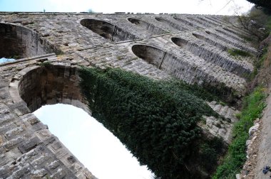 İstanbul, Türkiye 'de yer alan Uzun Su kemeri 16. yüzyılda Mimar Sinan tarafından inşa edildi..