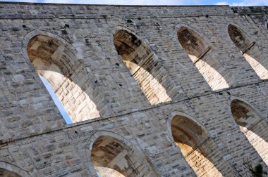 İstanbul, Türkiye 'de yer alan Uzun Su kemeri 16. yüzyılda Mimar Sinan tarafından inşa edildi..