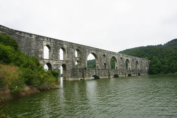 이스탄불에 위치한 Maglova Aqueduct는 세기에 Mimar Sinan에 건설되었습니다 — 스톡 사진