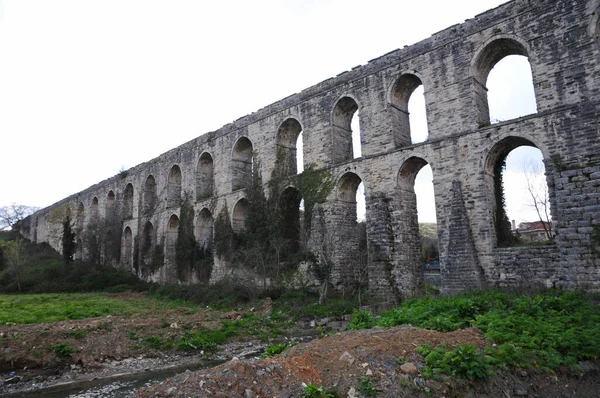 이스탄불에 위치한 Uzun Aqueduct는 세기에 Mimar Sinan에 건설되었습니다 — 스톡 사진