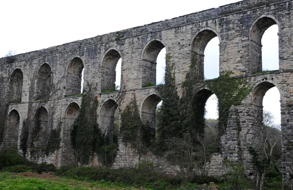 이스탄불에 위치한 Uzun Aqueduct는 세기에 Mimar Sinan에 건설되었습니다 — 스톡 사진