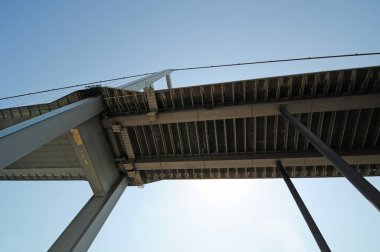 Türkiye 'nin İstanbul kentindeki Boğaz üzerindeki üç köprüden biri olan Boğaz Köprüsü, ülkede inşa edilen ilk büyük modern köprü olma özelliğini taşıyor..