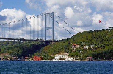 İstanbul, Türkiye 'deki Fatih Sultan Mehmet Köprüsü.
