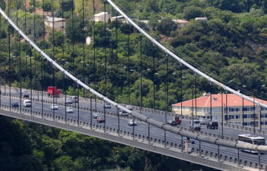 İstanbul, Türkiye 'deki Fatih Sultan Mehmet Köprüsü.