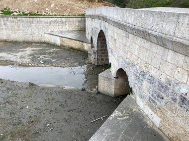 Türkiye 'nin İstanbul kentinde yer alan Hasandere Köprüsü Roma döneminde inşa edildi..