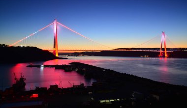 Yavuz Sultan Selim Köprüsü, İstanbul, Türkiye 'de 2016 yılında inşa edildi. 1875 metre uzunluğunda asma bir köprü..