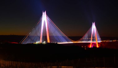 Yavuz Sultan Selim Köprüsü, İstanbul, Türkiye 'de 2016 yılında inşa edildi. 1875 metre uzunluğunda asma bir köprü..