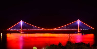 Yavuz Sultan Selim Köprüsü, İstanbul, Türkiye 'de 2016 yılında inşa edildi. 1875 metre uzunluğunda asma bir köprü..