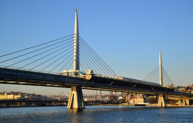 Yavuz Sultan Selim Köprüsü, İstanbul, Türkiye 'de 2016 yılında inşa edildi. 1875 metre uzunluğunda asma bir köprü..