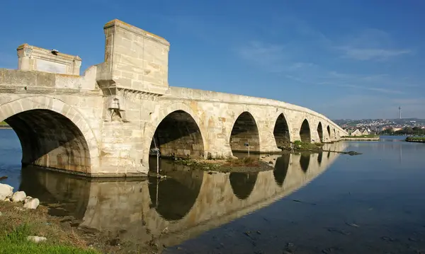 부우크빌미에 위치한 Kanuni Sultan Suleyman Bridge는 16세기에 Mimar Sinan에 건설되었습니다 — 스톡 사진