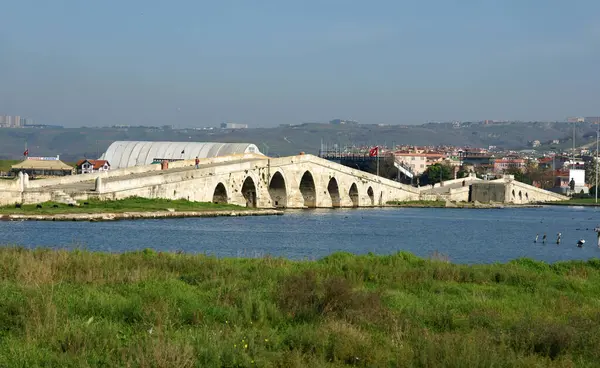 부우크빌미에 위치한 Kanuni Sultan Suleyman Bridge는 16세기에 Mimar Sinan에 건설되었습니다 — 스톡 사진