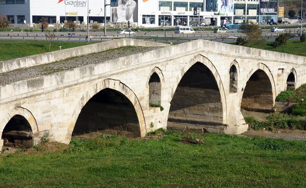 이스탄불에 위치한 Haramidere Bridge는 세기에 Mimar Sinan에 건설되었습니다 — 스톡 사진